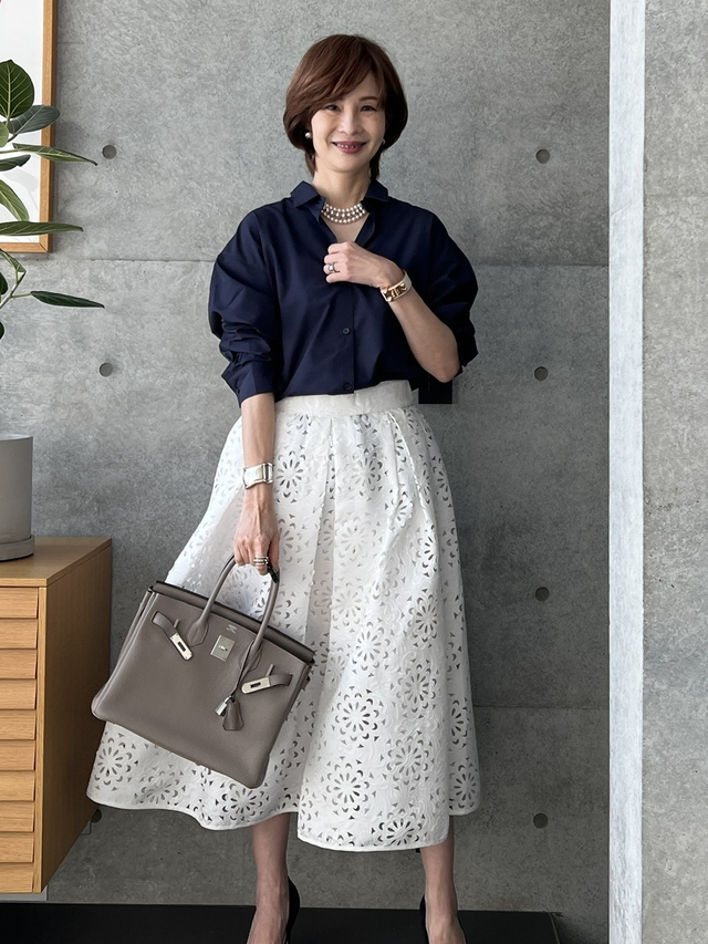 上了50岁的女人别老披丝巾小脚裤，学她们这么穿，优雅大气