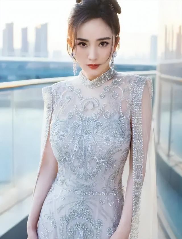 被揩油的十多位女星：有人被侵犯还要道歉，有人当场扇耳光还击