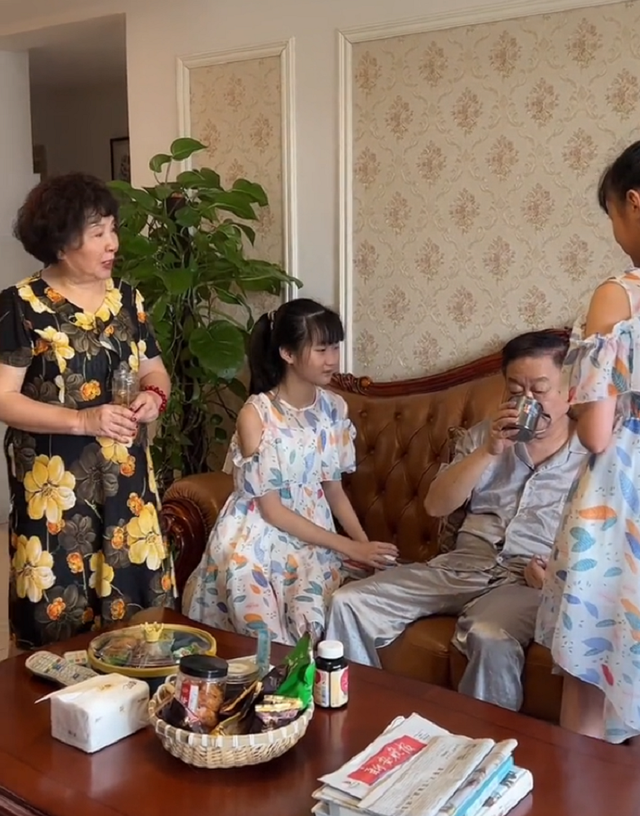 60岁的盛海琳生下双胞胎女儿,12年后一家过得很幸福