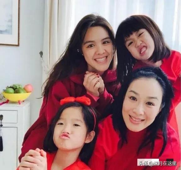 钟丽缇大女儿晒私密写真，穿蕾丝内衣内裤秀身材。