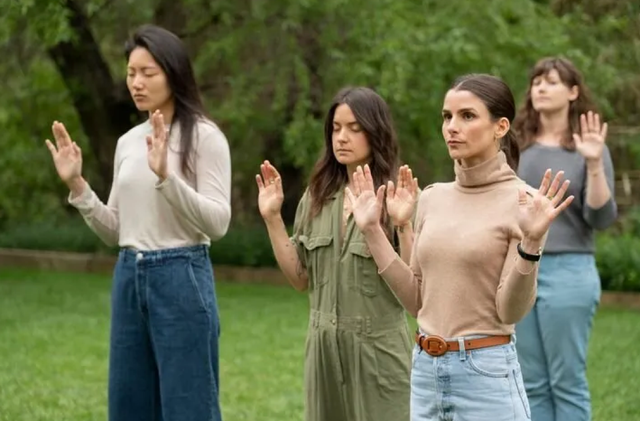 下体玉蛋，私处蜡烛……“小辣椒”格温妮丝又推神棍养生产品？