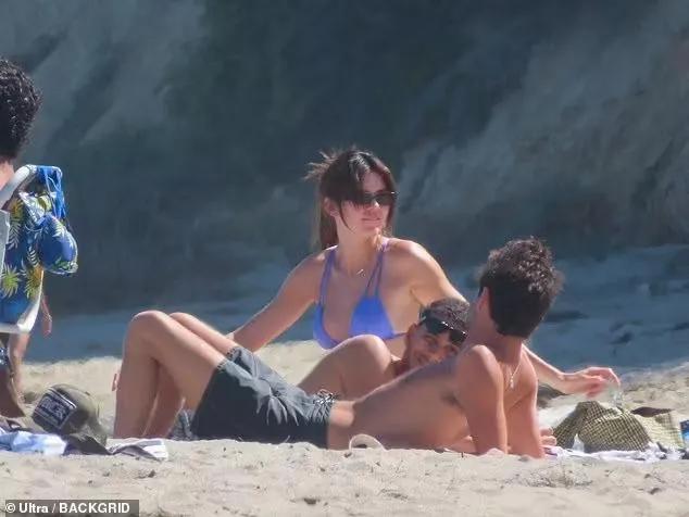 “世界上最昂贵的超模”在海滩上展示苗条的腰长腿和性感的比基尼