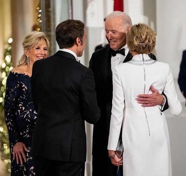 70岁的布丽吉特：光看腿不输韩国女团，怪不得马克龙对她死心塌地