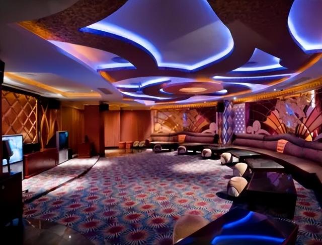 美女贪官金英丽,与3位富商共同交往,为方便包里常备“计生用品”