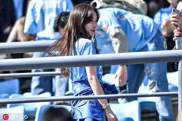 足球城美女多!大连一方看台美女扎堆 球迷热情高涨