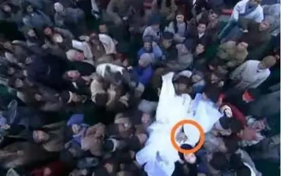 强吻、摸胸、掀裙底，这些男星究竟是真敬业，还是借戏揩油？