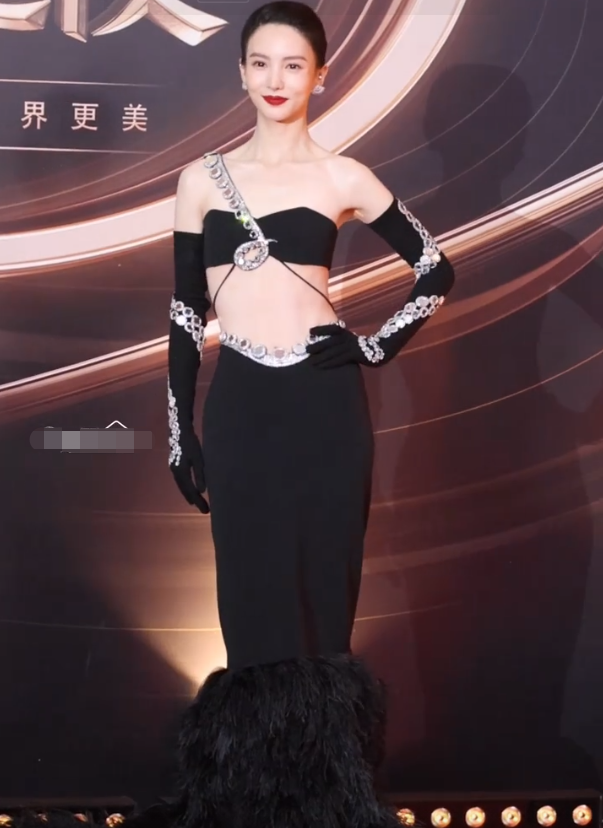 微博之夜女星生图：热巴杨紫惊艳，杨幂脸垮金晨干瘪，刘诗诗脸僵