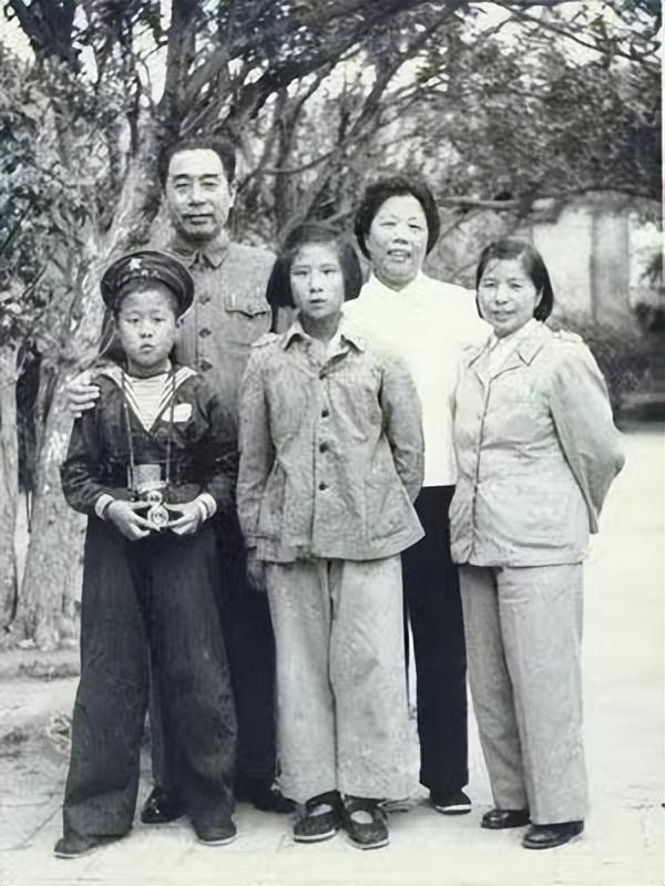 西方记者刁难:你见过世界最漂亮的女人吗?周总理硬气回应:见过