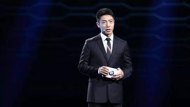 央视美女主持考入清华！穿着低调很随和，25岁颜值出众不输明星