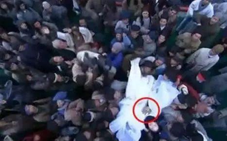 强吻、揩油、扒衣服?再大牌的女星也难逃“咸猪手”?