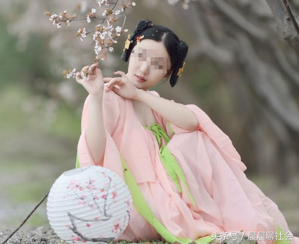 女孩拍摄写真遭遇尴尬，摄影师突然伸出咸猪手，解开女孩内衣