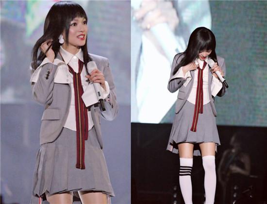 这就是价值百万的腿?热巴白丝漫画腿,冯提莫不服穿上芭比少女袜