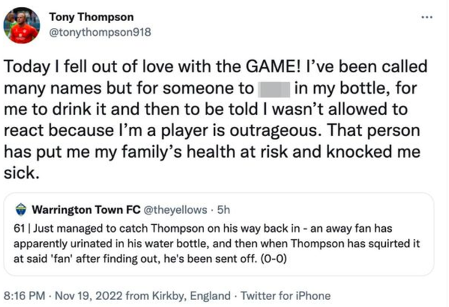 足总杯惊现奇闻，守门员被球迷暗算喝了小便，喷向球迷被红牌罚下