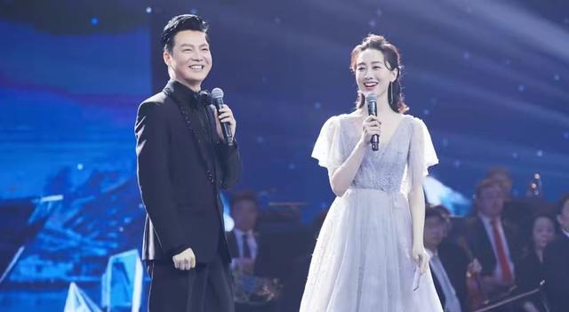 央视美女主持考入清华！穿着低调很随和，25岁颜值出众不输明星