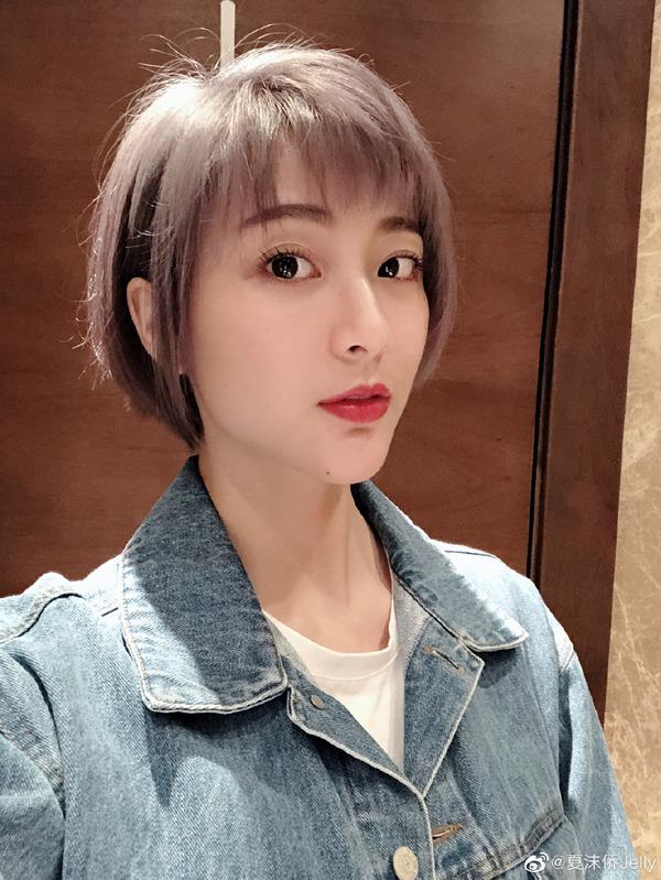 60岁香港导演陈嘉上老来得女生日公开喜讯，大赞30岁嫩妻善解人意