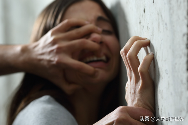 英国发生一起恶案，男子送女性朋友回家，在她床上强奸了她