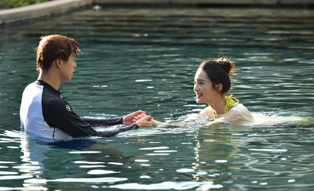 被揩油的十多位女星：有人被侵犯还要道歉，有人当场扇耳光还击