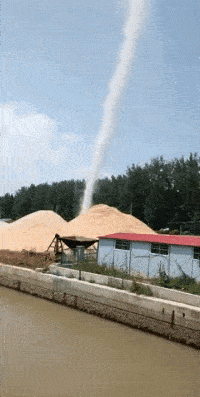 搞笑GIF趣图：美女回农村好几天了，现在出不去，在家都无聊死了