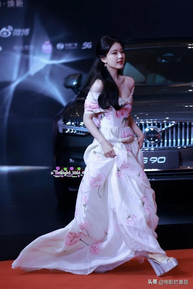 红毯夜，张天爱白裙惊艳，杨颖若隐若现，殷桃压轴女王范十足