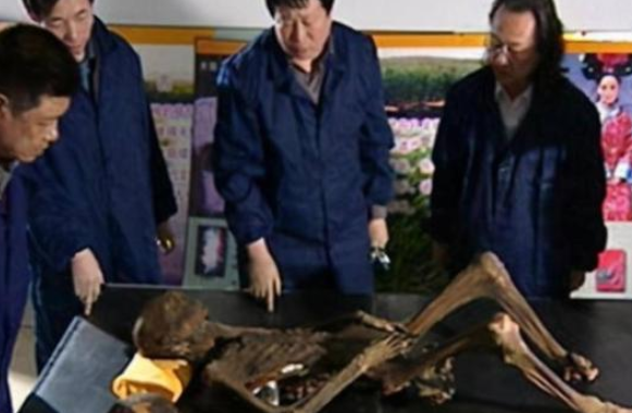 女人被活活钉死在棺材里，棺内的抓痕历历在目，墓主遭遇令人心疼