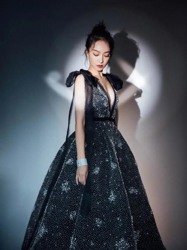 八位美女写真,风姿绰约小天仙,惊鸿一瞥清流溪,有你喜欢的吗?