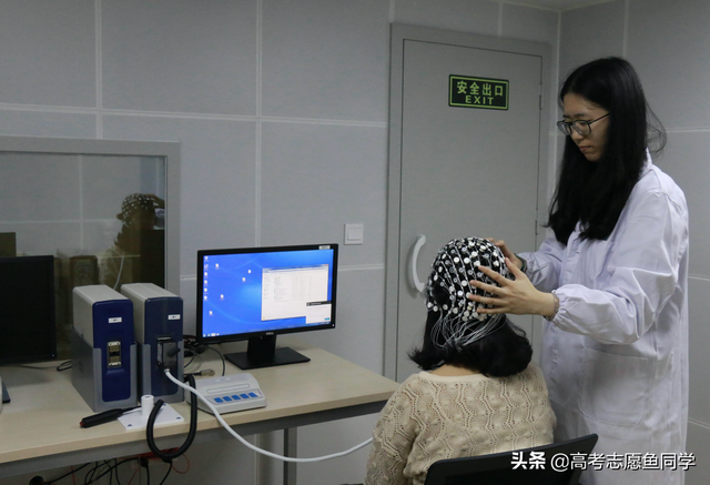 大学里“适合女生”的8个专业，有些竞争激烈，但女生报考有优势