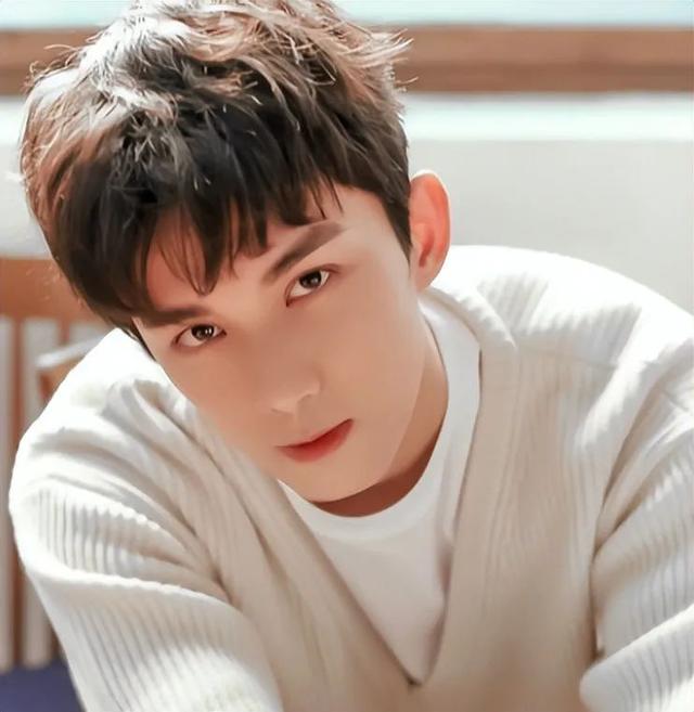 “太诱惑,太欲了”,吴磊与女明星拥吻画面,让人欲罢不能