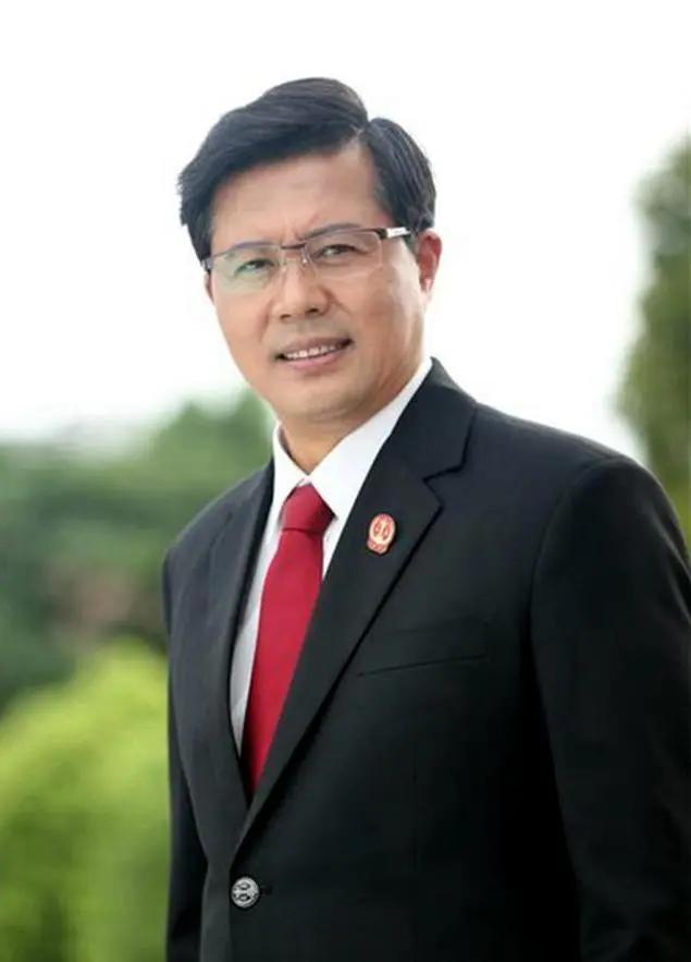 佟瑞欣获上影集团“优秀干部”表彰，他是演员剧团团长，妻子夏菁