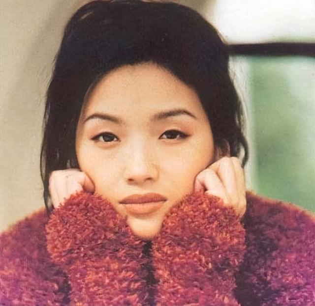 小眼睛、厚嘴唇，这些女星明明不符合大众审美，却个个美艳动人