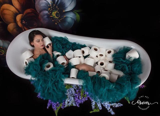 最“奢侈”的浴室写真,她在身上铺满卫生纸