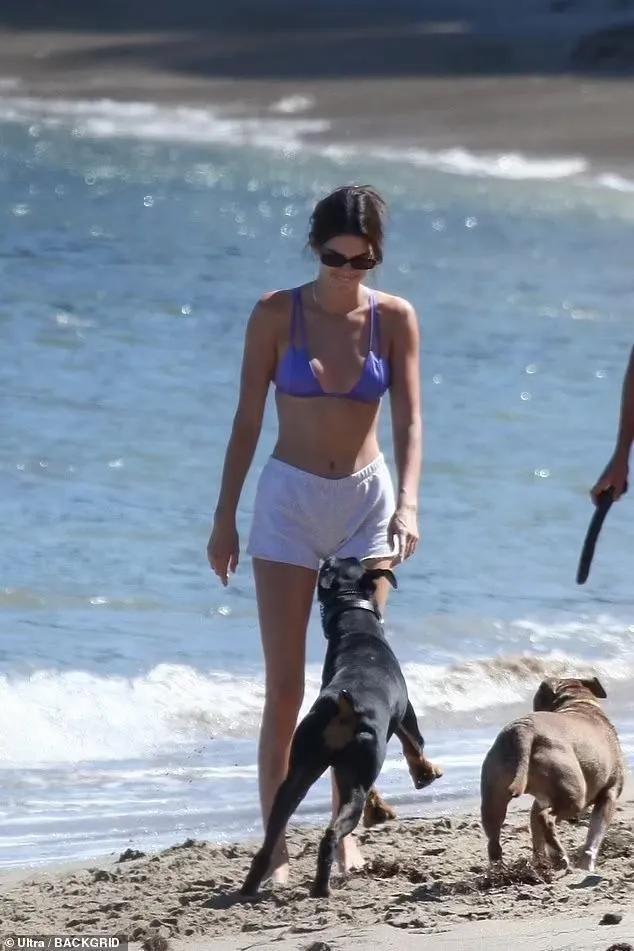 “世界上最昂贵的超模”在海滩上展示苗条的腰长腿和性感的比基尼