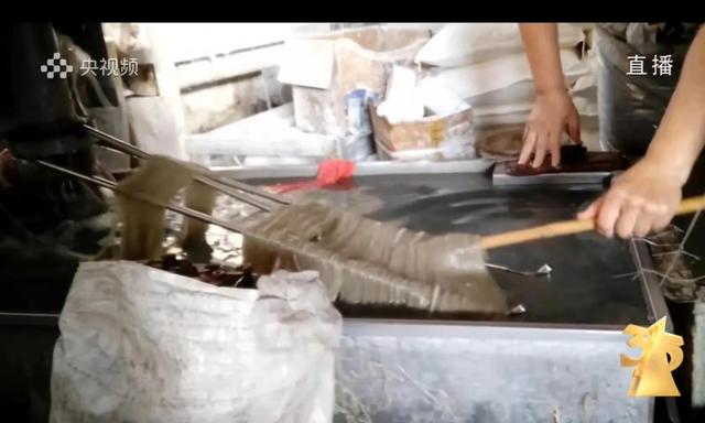 315晚会6大打假现场:美女主播是抠脚大汉,土坑老坛酸菜不忍直视