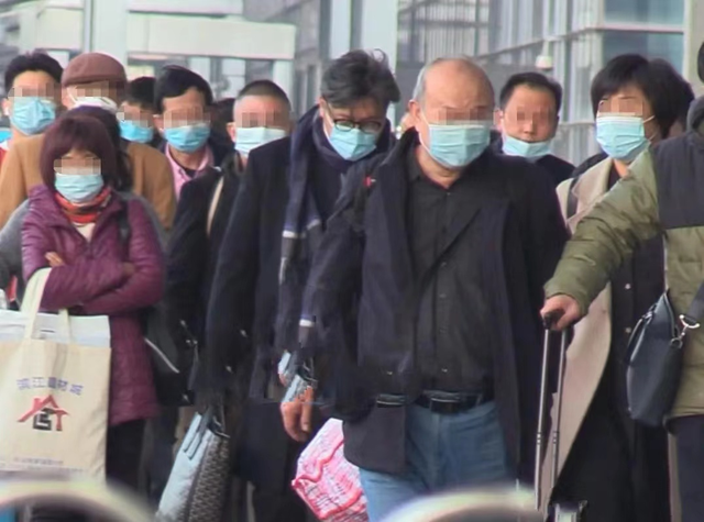 王岳伦官宣离婚后首现身，胡子拉碴发际线显眼，嗨玩三天状态憔悴