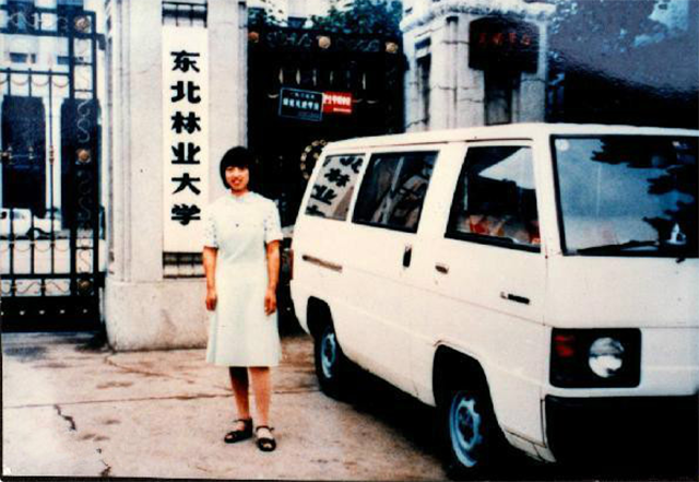 1986年,徐秀娟怀抱3颗丹顶鹤蛋南下,一年后救鹤牺牲,年仅23岁