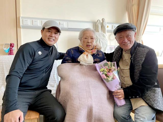 佟瑞欣获上影集团“优秀干部”表彰，他是演员剧团团长，妻子夏菁