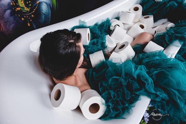 最“奢侈”的浴室写真,她在身上铺满卫生纸