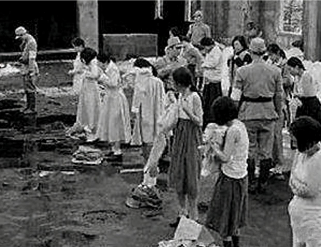 女孩儿正要下田干农活，被鬼子抓住惨遭蹂躏，又送到慰安所