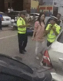 搞笑GIF趣图：美女回农村好几天了，现在出不去，在家都无聊死了