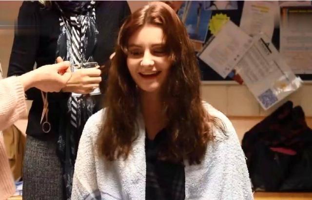 头发一年能长多长？美女剃光头发，记录一年的生长过程！