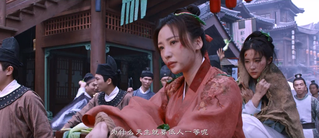 美女被前男友抛弃，还被当街扒衣，太惨啦