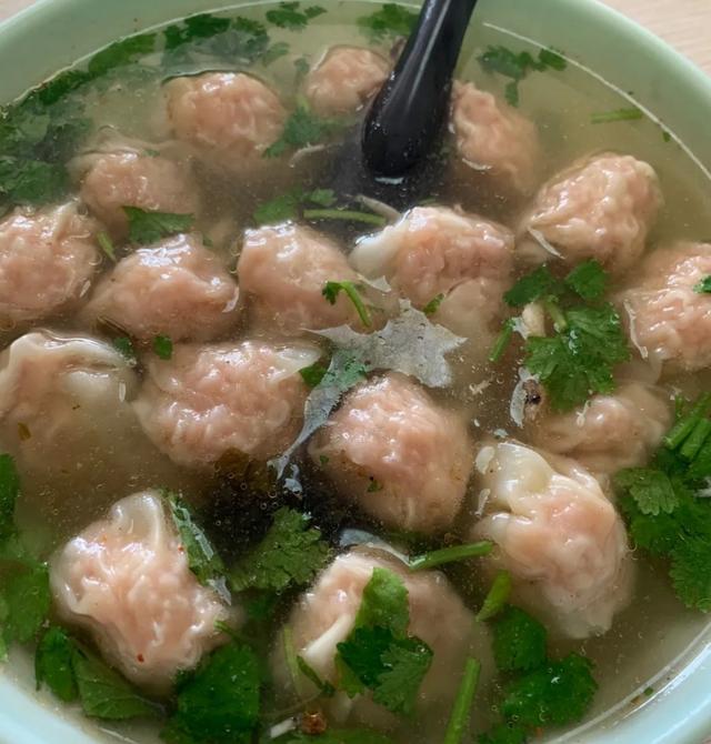 美女到河南出差,点了一碗面尴尬得无法下嘴,网友:吃其它的吧