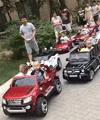 搞笑GIF趣图：美女回农村好几天了，现在出不去，在家都无聊死了