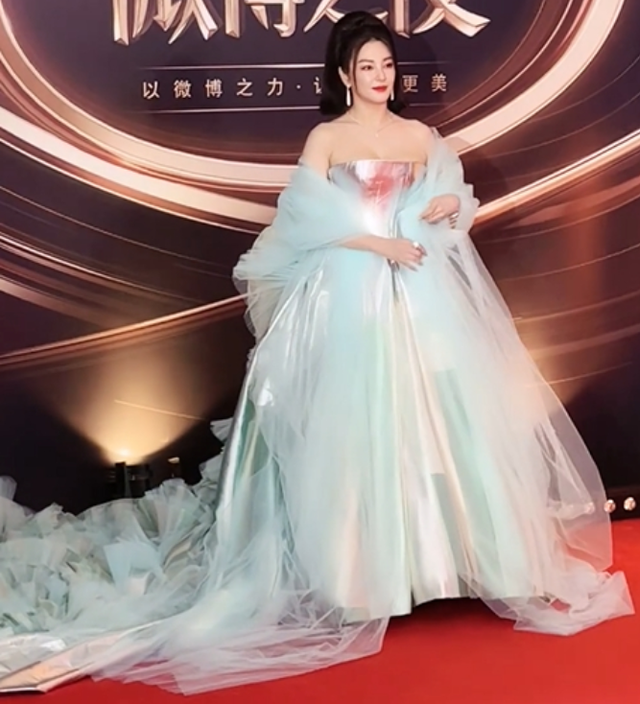 微博之夜女星生图：热巴杨紫惊艳，杨幂脸垮金晨干瘪，刘诗诗脸僵