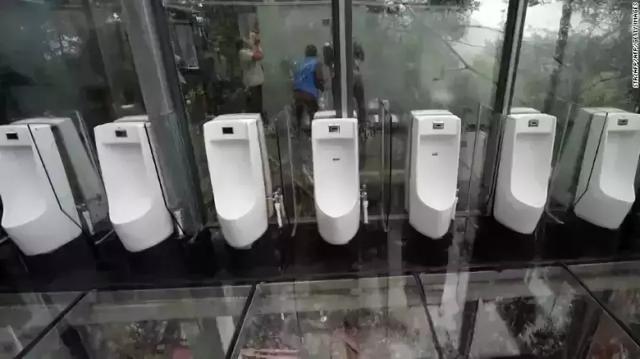 尴尬！无死角超清晰，女厕门口镜子暴露个人隐私，记者实地探究竟