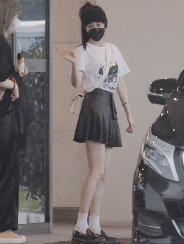 女明星的自我修养，杨幂机场脱掉丝袜秀美腿，杨颖露脐装炫人鱼线