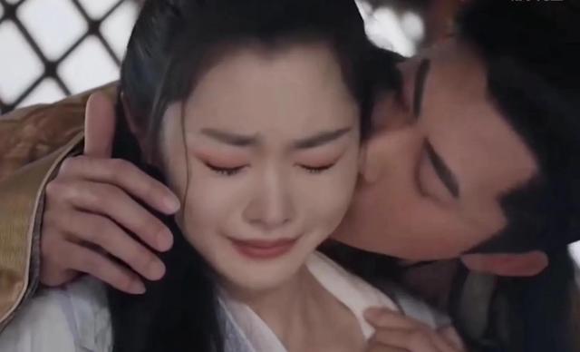 强吻、摸胸、掀裙底，这些男星究竟是真敬业，还是借戏揩油？