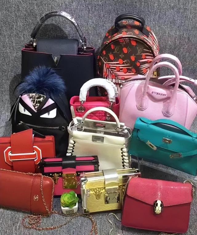 美女贪官金英丽,与3位富商共同交往,为方便包里常备“计生用品”