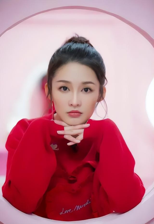 被揩油的十多位女星：有人被侵犯还要道歉，有人当场扇耳光还击