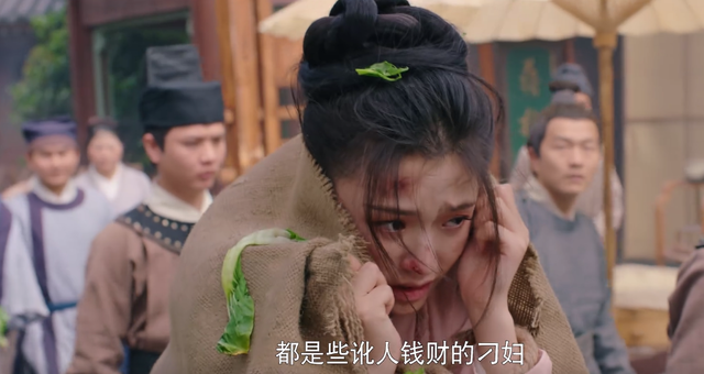 美女被前男友抛弃，还被当街扒衣，太惨啦