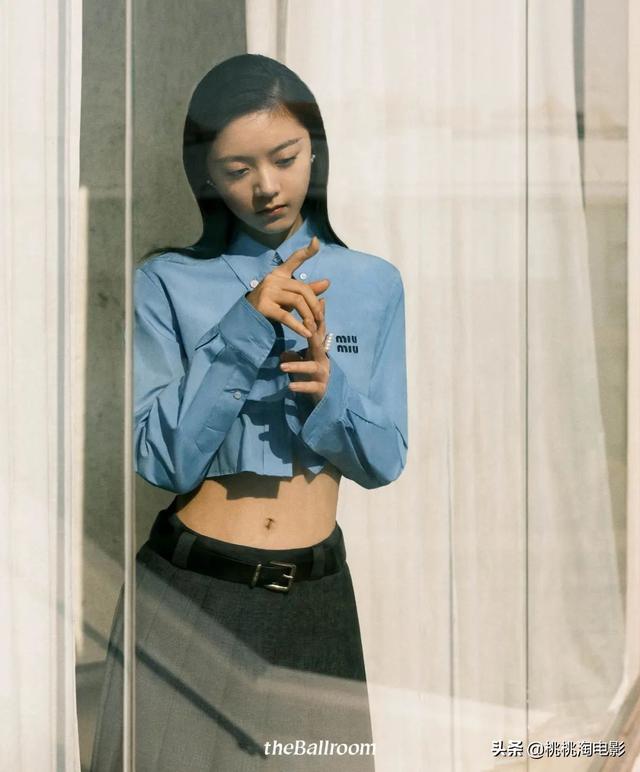 00后小花赵今麦《GQ》黑白风格写真大片，变身摇滚酷女孩